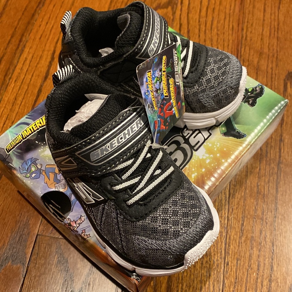 Skechers boy sneakers - black/white/grey - toddler sz5 new in box.